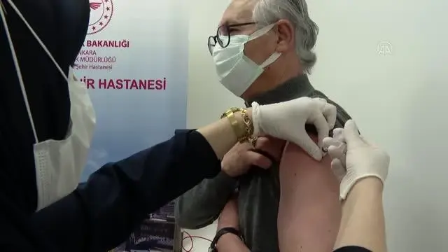 Kovid-19 aşılama sürecinde 60 yaş üzeri vatandaşlar ve eşleri ile bazı kronik hastaların aşılanmasına başlandı Kovid-19 aşılama sürecinde 60 yaş üzeri vatandaşlar ve eşleri ile bazı kronik hastaların aşılanmasına başlandı