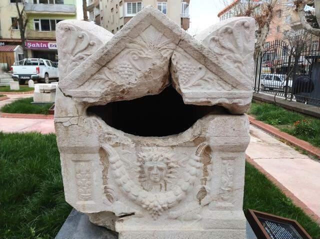 Medusa kabartmalı beddua yazılı lahit müzede sergileniyor Medusa kabartmalı beddua yazılı lahit müzede sergileniyor