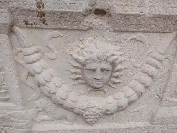 Medusa kabartmalı lahit, üzerinde yazan beddualı mesaja rağmen soyulmuş Medusa kabartmalı lahit, üzerinde yazan beddualı mesaja rağmen soyulmuş