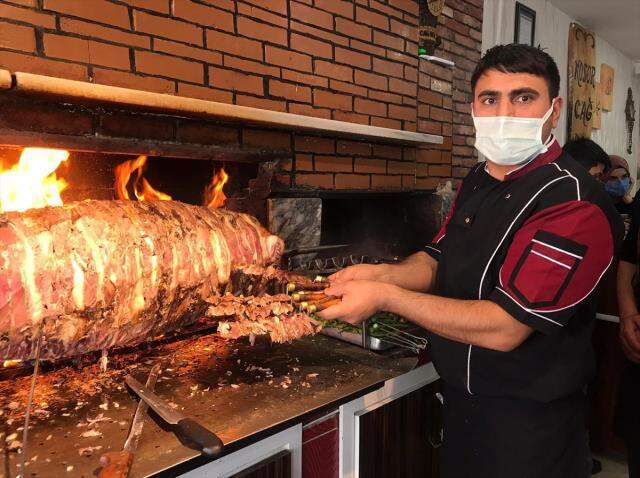Nefes borusuna yemek kaçan çocuk, işletme sahibinin müdahalesiyle hayata tutundu