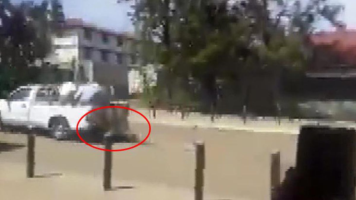 Polis seyyar satıcı kadını kamyonetin arkasında metrelerce sürükledi, çevredekiler 'Daha hızlı' diye tempo tuttu