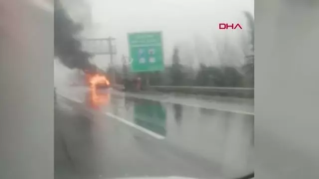 SAKARYA TEM Otoyolu'nda otomobil alev topuna döndü SAKARYA TEM Otoyolu'nda otomobil alev topuna döndü