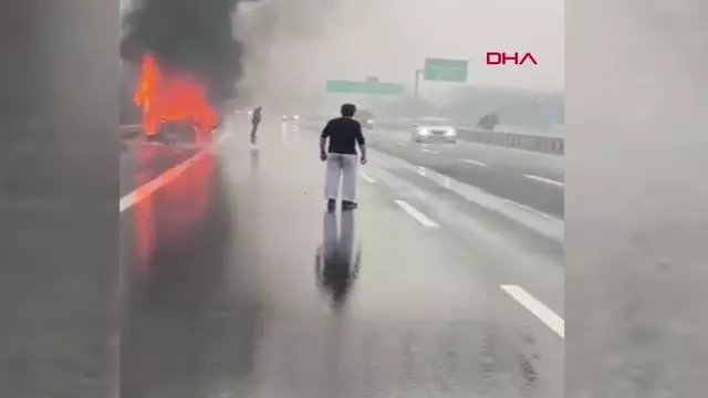 SAKARYA TEM Otoyolu'nda otomobil alev topuna döndü SAKARYA TEM Otoyolu'nda otomobil alev topuna döndü