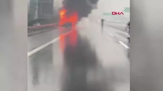 SAKARYA TEM Otoyolu'nda otomobil alev topuna döndü SAKARYA TEM Otoyolu'nda otomobil alev topuna döndü