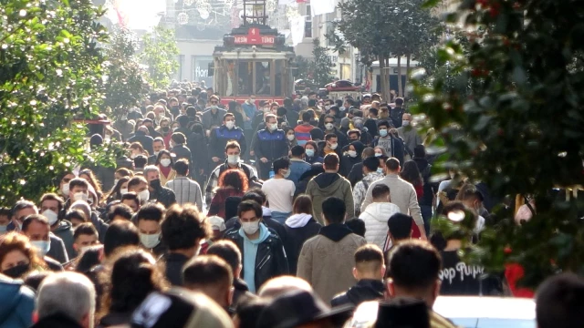 Taksim ve İstiklal'de hafta başı yoğunluğu: Maske takmayanlar gözden kaçmadı
