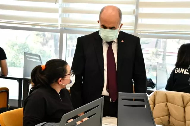 Samsun Valisi Zülkif Dağlı, Gazi İl Halk Kütüphanesini ziyaret etti Açıklaması Samsun Valisi Zülkif Dağlı, Gazi İl Halk Kütüphanesini ziyaret etti Açıklaması