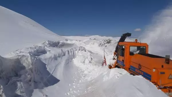 10 gündür kardan kapalı Ağrı- Kağızman- Kars yolu ulaşıma açıldı 10 gündür kardan kapalı Ağrı- Kağızman- Kars yolu ulaşıma açıldı