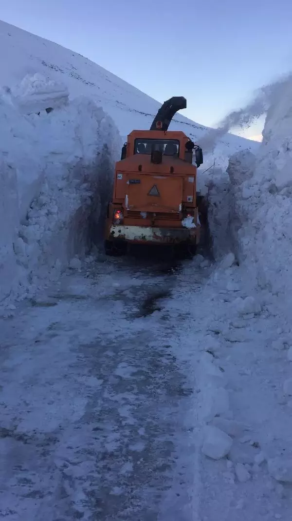 10 gündür kardan kapalı Ağrı- Kağızman- Kars yolu ulaşıma açıldı 10 gündür kardan kapalı Ağrı- Kağızman- Kars yolu ulaşıma açıldı