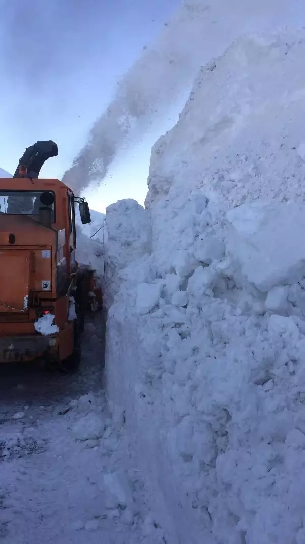 10 gündür kardan kapalı Ağrı- Kağızman- Kars yolu ulaşıma açıldı 10 gündür kardan kapalı Ağrı- Kağızman- Kars yolu ulaşıma açıldı