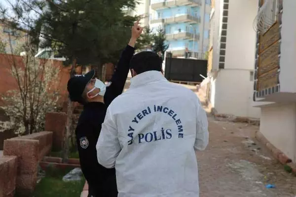 16 yaşındaki genç kız, 5 katlı binanın çatısından atlayarak yaşamına son verdi 16 yaşındaki genç kız, 5 katlı binanın çatısından atlayarak yaşamına son verdi