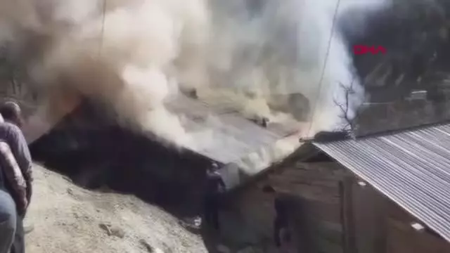 ADANA Feke'de yangın çıkan ev, kullanılamaz hale geldi ADANA Feke'de yangın çıkan ev, kullanılamaz hale geldi