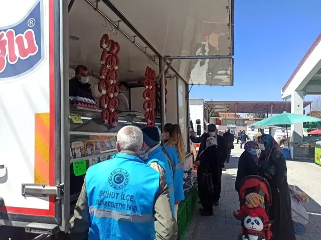 Afyonkarahisar'da pazarda korona virüs denetimi yapıldı Afyonkarahisar'da pazarda korona virüs denetimi yapıldı