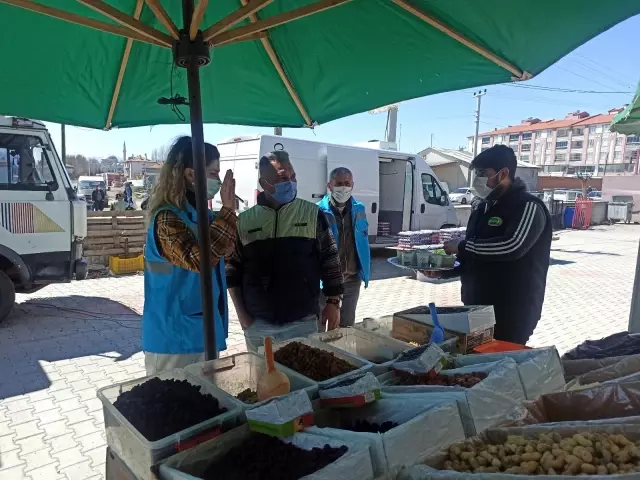 Afyonkarahisar'da pazarda korona virüs denetimi yapıldı Afyonkarahisar'da pazarda korona virüs denetimi yapıldı