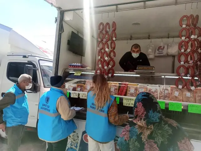 Afyonkarahisar'da pazarda korona virüs denetimi yapıldı Afyonkarahisar'da pazarda korona virüs denetimi yapıldı
