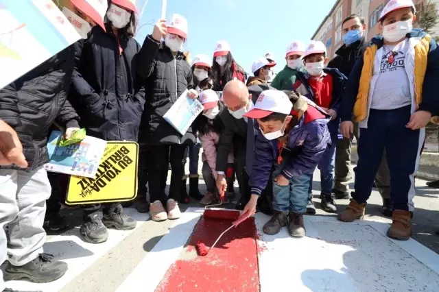 Ağrı'da 'Yayalar Kırmızı Çizgimiz' sloganıyla kırmızı çizgi çekildi Ağrı'da 'Yayalar Kırmızı Çizgimiz' sloganıyla kırmızı çizgi çekildi