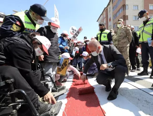 Ağrı'da 'Yayalar Kırmızı Çizgimiz' sloganıyla kırmızı çizgi çekildi Ağrı'da 'Yayalar Kırmızı Çizgimiz' sloganıyla kırmızı çizgi çekildi