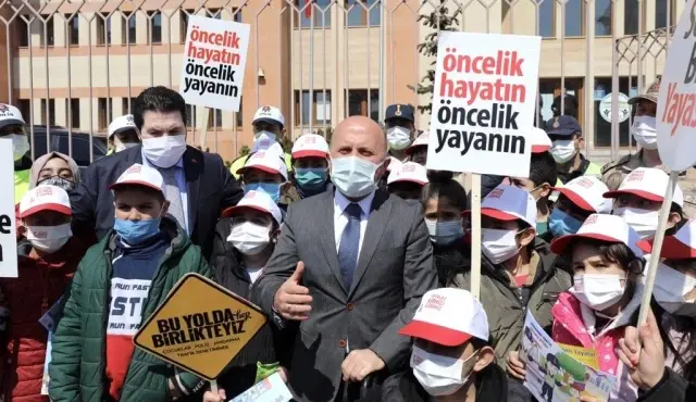 Ağrı'da 'Yayalar Kırmızı Çizgimiz' sloganıyla kırmızı çizgi çekildi Ağrı'da 'Yayalar Kırmızı Çizgimiz' sloganıyla kırmızı çizgi çekildi