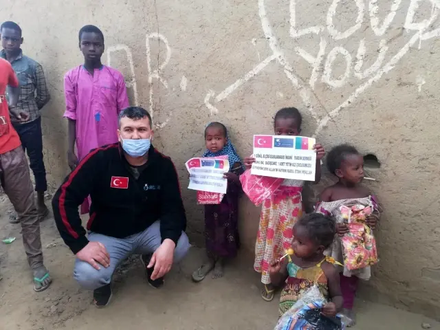 Ağrı Gönül Elçisi Uluslararası Yardım Derneği Afrikalı yetimlerin yüzünü güldürdü Ağrı Gönül Elçisi Uluslararası Yardım Derneği Afrikalı yetimlerin yüzünü güldürdü