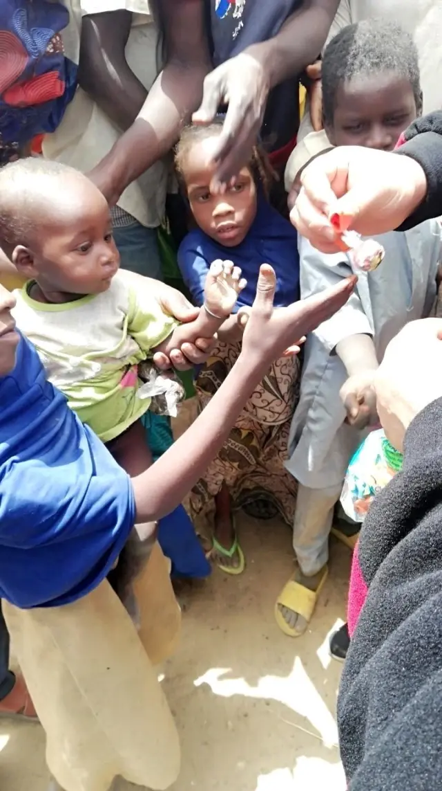 Ağrı Gönül Elçisi Uluslararası Yardım Derneği Afrikalı yetimlerin yüzünü güldürdü Ağrı Gönül Elçisi Uluslararası Yardım Derneği Afrikalı yetimlerin yüzünü güldürdü