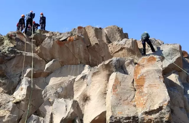 AİÇÜ'de Ağrı Dağı'nda rehberlik yapacaklar için temel dağcılık eğitimi veriliyor AİÇÜ'de Ağrı Dağı'nda rehberlik yapacaklar için temel dağcılık eğitimi veriliyor