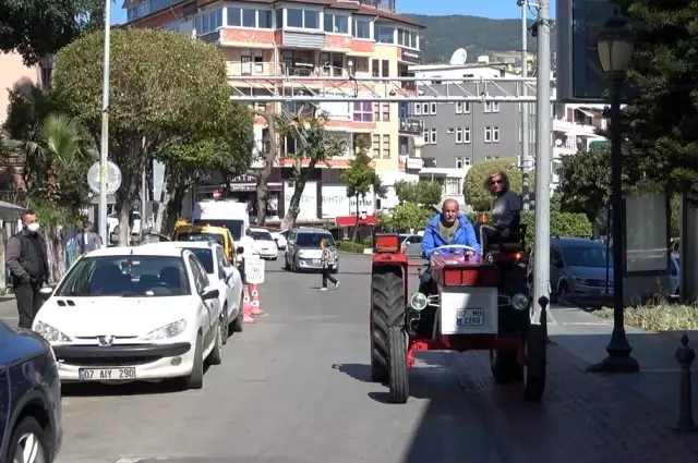 Alman çift, 1976 model traktöre aldığı fiyattan fazla masraf ederek hayalini gerçekleştirdi