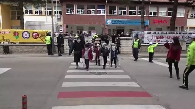 AMASYA Amasya'da yaya geçitlerine 'kırmızı çizgi' uygulaması AMASYA Amasya'da yaya geçitlerine 'kırmızı çizgi' uygulaması