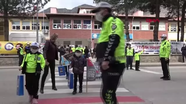 AMASYA Amasya'da yaya geçitlerine 'kırmızı çizgi' uygulaması AMASYA Amasya'da yaya geçitlerine 'kırmızı çizgi' uygulaması