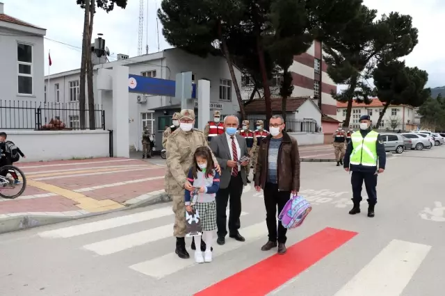 Amasya'da yaya geçitlerinde 'kırmızı çizgi' dönemi başladı Amasya'da yaya geçitlerinde 'kırmızı çizgi' dönemi başladı