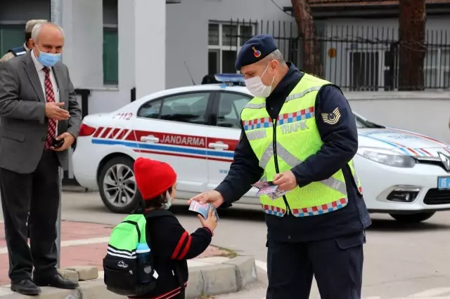 Amasya'da yaya geçitlerinde 'kırmızı çizgi' dönemi başladı Amasya'da yaya geçitlerinde 'kırmızı çizgi' dönemi başladı