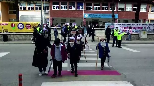 AMASYA Amasya'da yaya geçitlerine 'kırmızı çizgi' uygulaması AMASYA Amasya'da yaya geçitlerine 'kırmızı çizgi' uygulaması