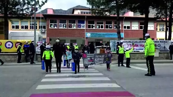 AMASYA Amasya'da yaya geçitlerine 'kırmızı çizgi' uygulaması AMASYA Amasya'da yaya geçitlerine 'kırmızı çizgi' uygulaması