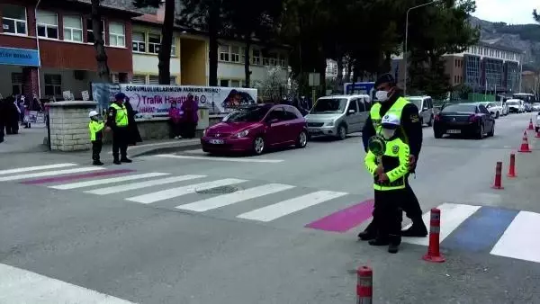 AMASYA Amasya'da yaya geçitlerine 'kırmızı çizgi' uygulaması AMASYA Amasya'da yaya geçitlerine 'kırmızı çizgi' uygulaması