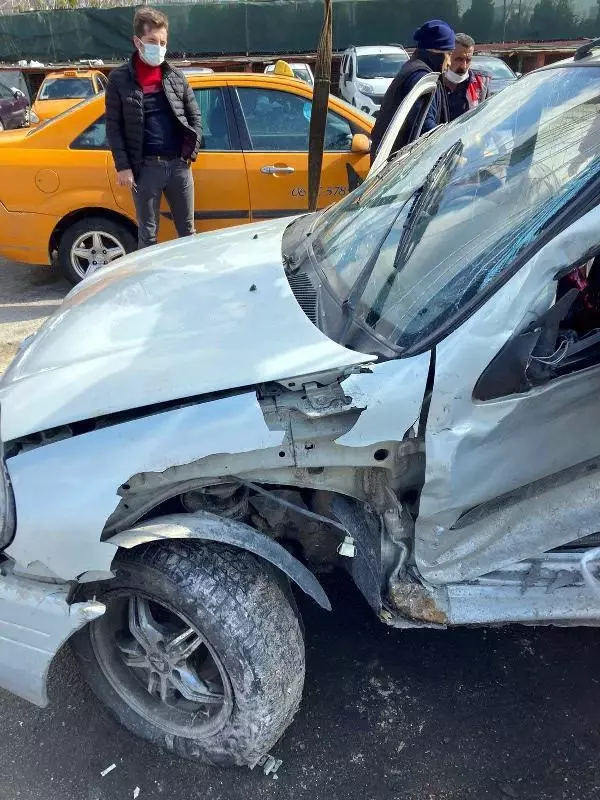 Son dakika: Ankara'da ters yöne giren minibüsün çarptığı otomobilin sürücüsü öldü Son dakika: Ankara'da ters yöne giren minibüsün çarptığı otomobilin sürücüsü öldü