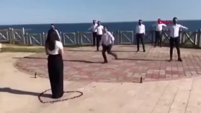 Antalyalı genç, 'Efeler' gibi evlilik teklifi etti Antalyalı genç, 'Efeler' gibi evlilik teklifi etti
