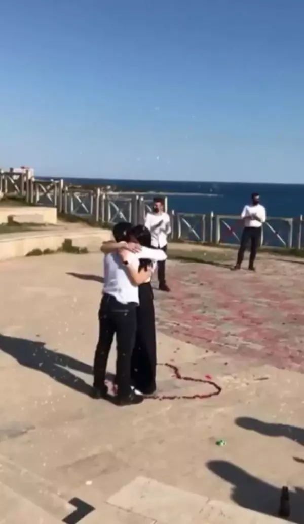 Antalyalı genç, 'Efeler' gibi evlilik teklifi etti Antalyalı genç, 'Efeler' gibi evlilik teklifi etti