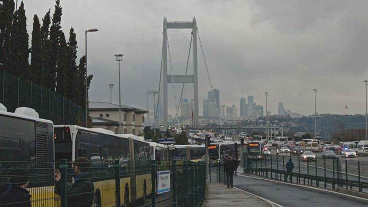 Avrupa'dan Anadolu Yakası'na geçişte arıza nedeniyle duran metrobüs seferleri, yeniden başladı