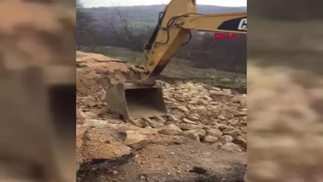 BURSA Heyelan nedeniyle yol çöktü, mahalleye giriş ve çıkışlar kapandı BURSA Heyelan nedeniyle yol çöktü, mahalleye giriş ve çıkışlar kapandı