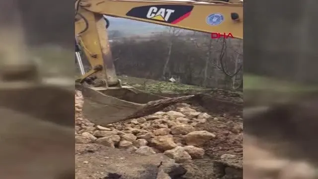 BURSA Heyelan nedeniyle yol çöktü, mahalleye giriş ve çıkışlar kapandı BURSA Heyelan nedeniyle yol çöktü, mahalleye giriş ve çıkışlar kapandı