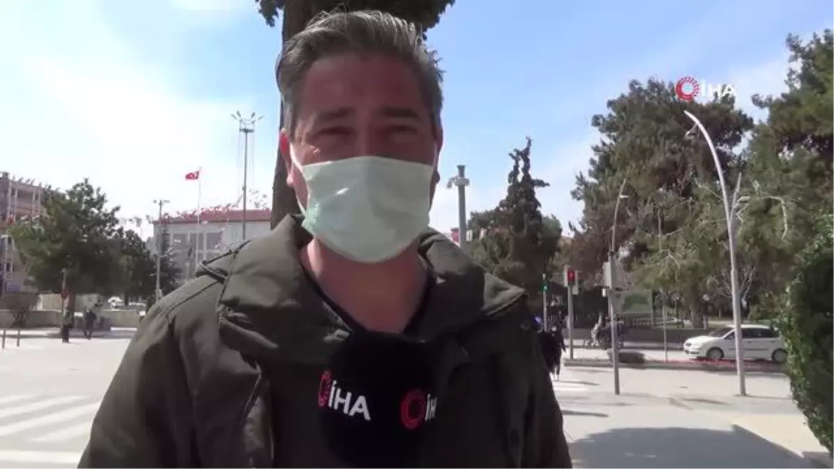 Çanta ve maske dağıtımında kalabalığa belediye görevlileri müdahale etti