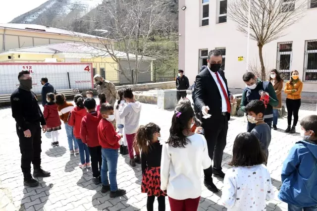 Çatak'ta 'Yaya Önceliği Kırmızı Çizgimizdir' etkinliği düzenlendi Çatak'ta 'Yaya Önceliği Kırmızı Çizgimizdir' etkinliği düzenlendi
