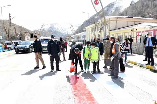 Çatak'ta 'Yaya Önceliği Kırmızı Çizgimizdir' etkinliği düzenlendi Çatak'ta 'Yaya Önceliği Kırmızı Çizgimizdir' etkinliği düzenlendi