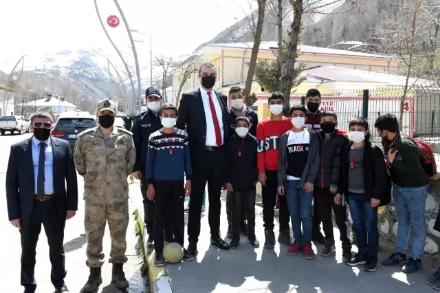 Çatak'ta 'Yaya Önceliği Kırmızı Çizgimizdir' etkinliği düzenlendi Çatak'ta 'Yaya Önceliği Kırmızı Çizgimizdir' etkinliği düzenlendi