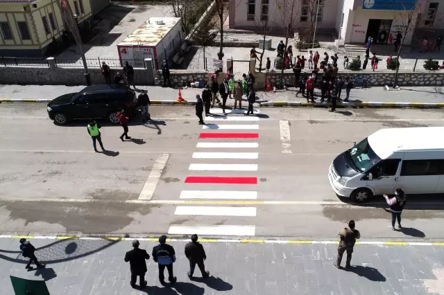Çatak'ta 'Yaya Önceliği Kırmızı Çizgimizdir' etkinliği düzenlendi Çatak'ta 'Yaya Önceliği Kırmızı Çizgimizdir' etkinliği düzenlendi