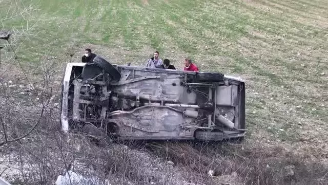 Devrilen otomobilin sürücüsü yaralandı Devrilen otomobilin sürücüsü yaralandı
