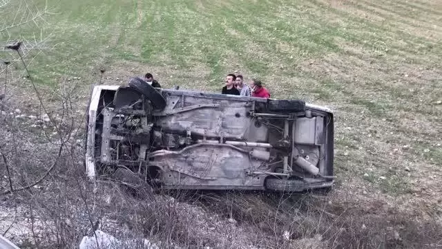 Devrilen otomobilin sürücüsü yaralandı Devrilen otomobilin sürücüsü yaralandı