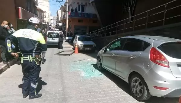 MERSİN Düşen cam parçalarından saniyelerle kurtuldu MERSİN Düşen cam parçalarından saniyelerle kurtuldu