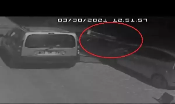 MERSİN Düşen cam parçalarından saniyelerle kurtuldu MERSİN Düşen cam parçalarından saniyelerle kurtuldu