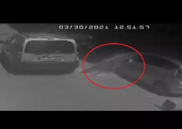 MERSİN Düşen cam parçalarından saniyelerle kurtuldu MERSİN Düşen cam parçalarından saniyelerle kurtuldu