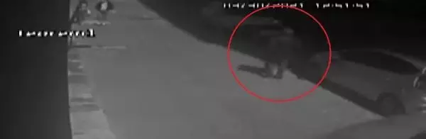 MERSİN Düşen cam parçalarından saniyelerle kurtuldu MERSİN Düşen cam parçalarından saniyelerle kurtuldu