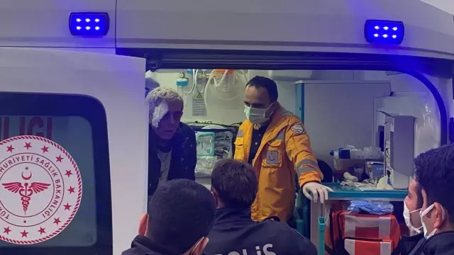 Bahçede alkol alınmasını istemedi, 2 kişiye sopayla saldırdı